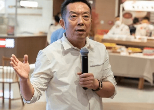 在线配资门户官网 独家丨贾国龙或休战：“罗永浩打醒了我”，一线员工补贴500元