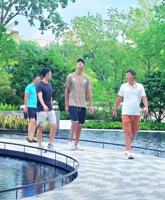 在线配资门户官网 好久不见！易建联参加活动秀投篮 身材保持超好 球迷调侃能复出