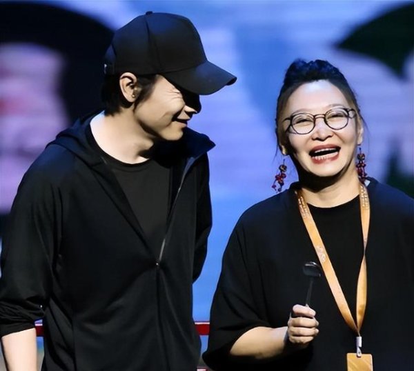 散户配资下载地址 演了30年配角，戏红人不红，如今52岁竟靠着一手毛笔字火出了圈